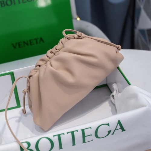 Bottega Veneta Small The Pouch Leather Clutch Beige Bottega Veneta Small The Pouch Leather Clutch Beige