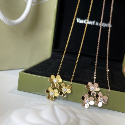 Van Cleef & Arpels Frivole Pendant Clover 3 Flowers Van Cleef & Arpels Frivole Pendant Clover 3 Flowers