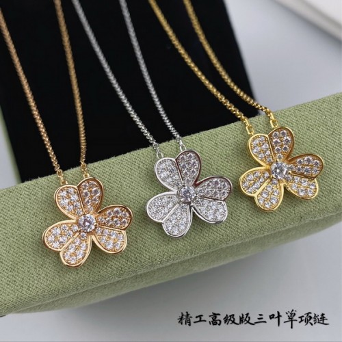 Van Cleef & Arpels Frivole Pendant Classic Clover With Bricks Van Cleef & Arpels Frivole Pendant Classic Clover With Bricks