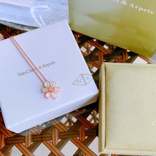 Van Cleef & Arpels Rose De Noel Pendant Van Cleef & Arpels Rose De Noel Pendant