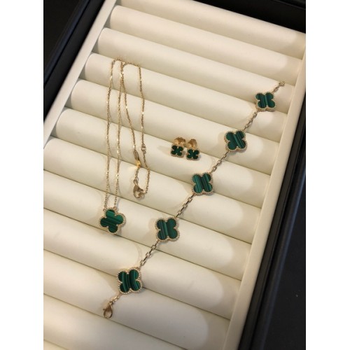 Van Cleef & Arpels Medium Malachite Five Flower Bracelet Suit Van Cleef & Arpels Medium Malachite Five Flower Bracelet Suit